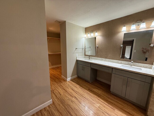 Building Photo - Luxury 4 Bedroom in Country Estates