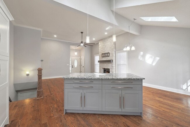 Building Photo - {10805} Gorgeous Remodel in Fantastic Location + One Level Living + Hardwood Floors & Granite Cou...