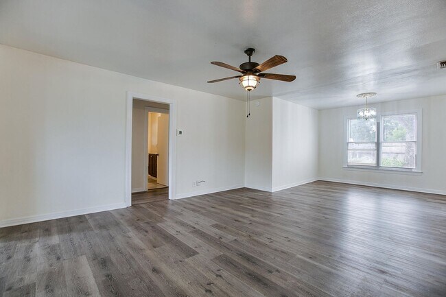 Building Photo - Very nice 3 bedroom home in Santa Rita AVAILABLE NOW!