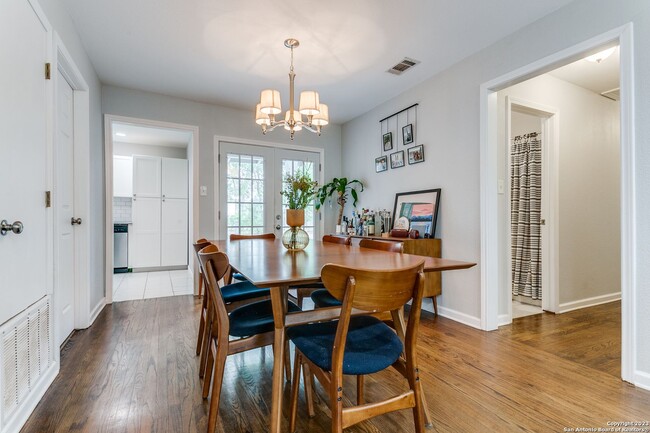 Building Photo - CHARMING 4-BEDROOM IN WILSHIRE VILLAGE