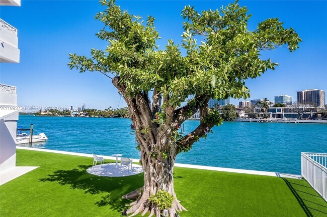 Building Photo - 9881 E Bay Harbor Dr