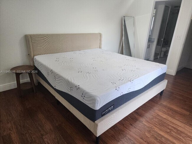 Building Photo - 2556 Lakeview Ct