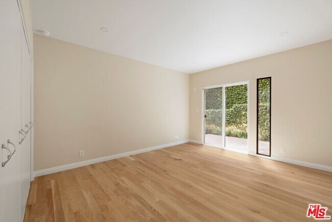 Building Photo - 1121 La Collina Dr