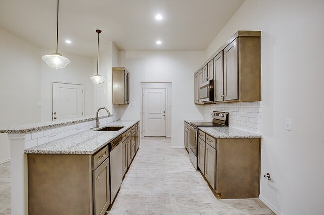 Building Photo - Luxury 3/2/2 Duplex in South Lubbock!