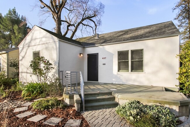 Building Photo - Downtown Davis Cottage-Available for Spring Move In