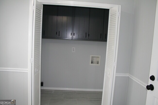 Building Photo - 2075 Pinewood Dr