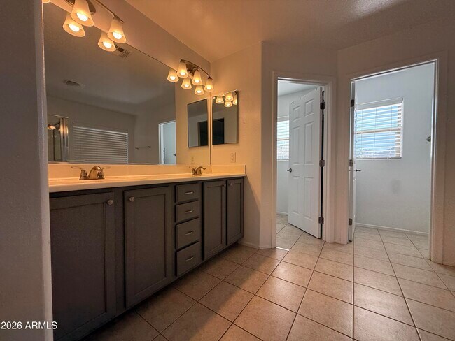 Building Photo - 2408 W Skinner Dr