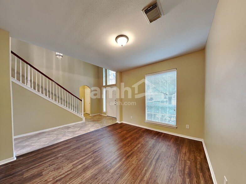 Building Photo - 2718 Lakecrest Way Dr