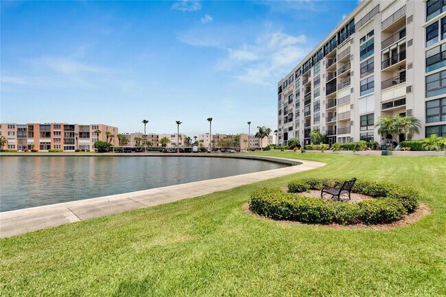 Building Photo - 7700 Sun Island Dr S