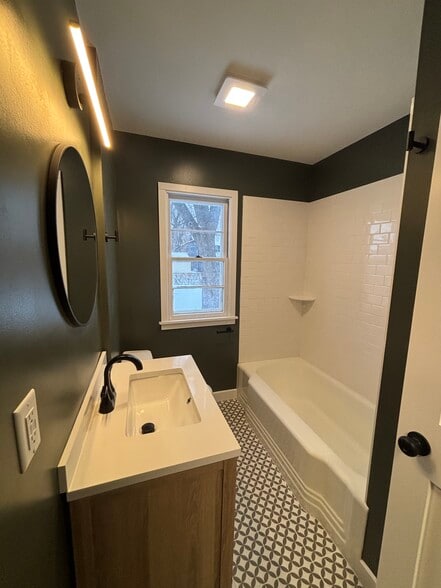Main Level Bath - 583 Cromwell Ave