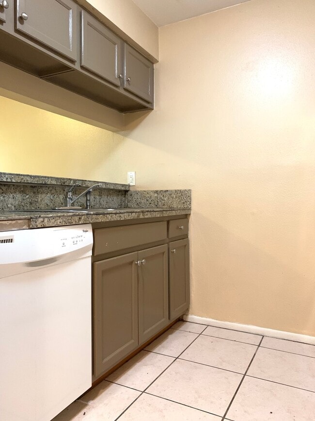 Building Photo - 3bed/2bath off 42nd st by USF! Only $1580/...