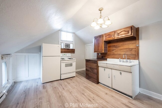 Building Photo - Charming 1-Bedroom Duplex with Modern Amenities in Mooresville!