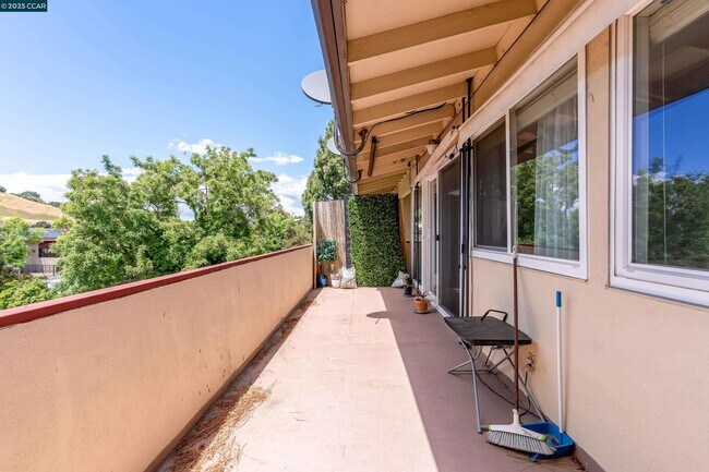 Building Photo - 2345 Paloma Ct