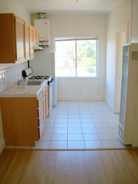 Building Photo - Newly Remodeled corner unit small 2-bedroom with a full kitchen and lots of light