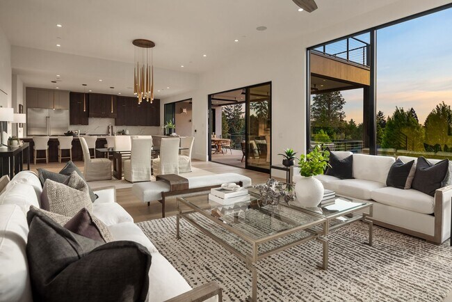 Building Photo - 7Bd/6Ba Bellevue Home