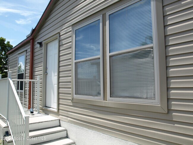 Building Photo - 709 Lark Dr