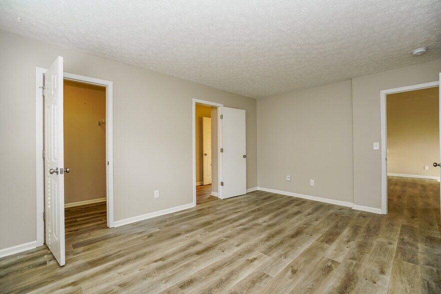 Building Photo - 2146 Kingsglen Dr