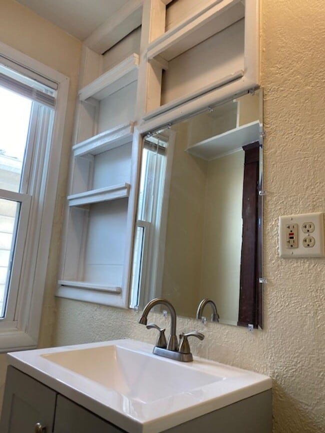 Building Photo - Spacious and beautifully remodeled 5 bed 2 bathroom home