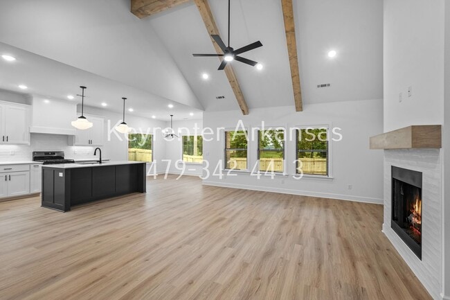 Building Photo - 4 Bed, 2 Bath Home