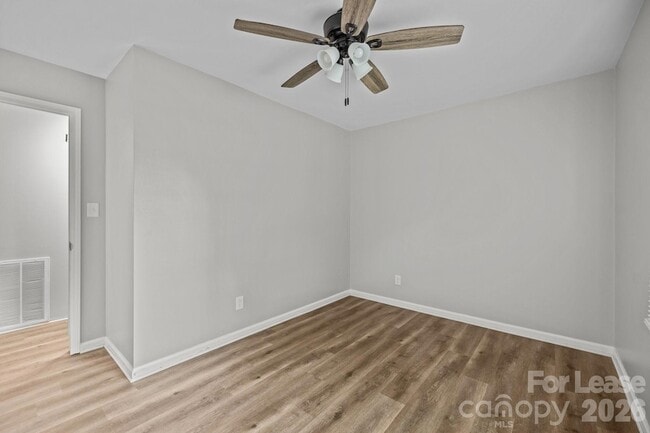 Building Photo - 4800 Maplecrest Dr