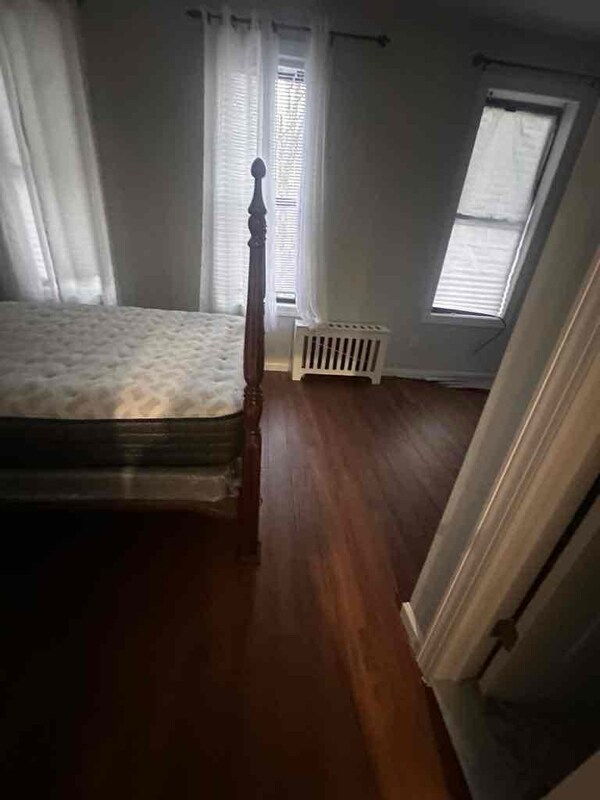 Building Photo - 943 E 214th St