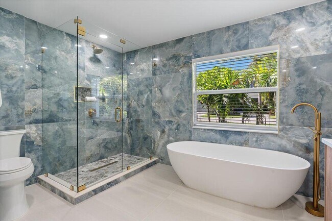 Building Photo - 1132 NE 3rd Ave