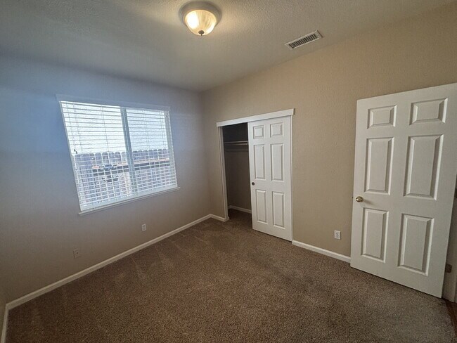 Building Photo - Available Now: 3 bed 2 bath home in Roseville