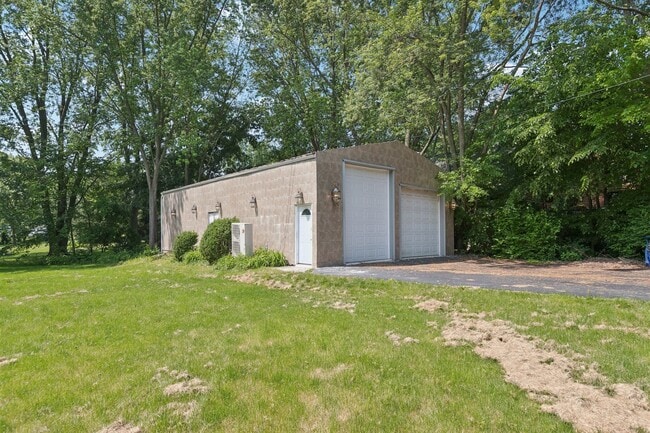 Building Photo - 13115 Maple Rd