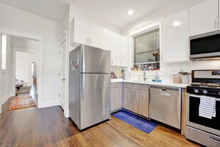 Building Photo - 1008 W Dakin St