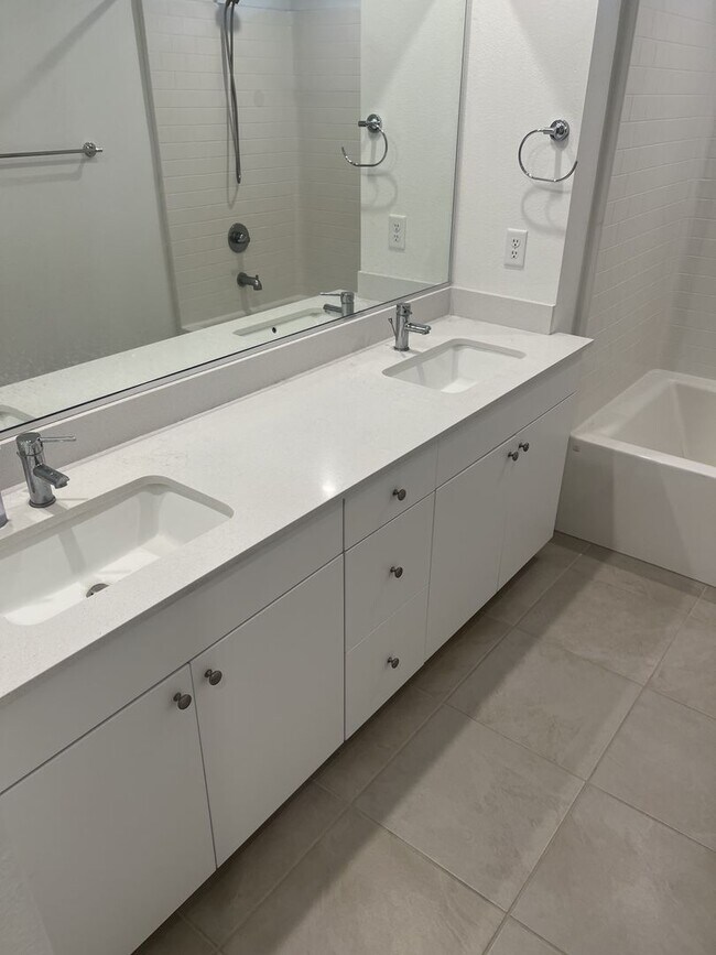 Building Photo - A Fabulous 2 Bedroom, 2 Bathroom townhome ...