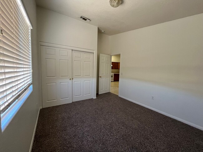 Building Photo - 3 bedroom 2 bath Apple Valley Home Availab...