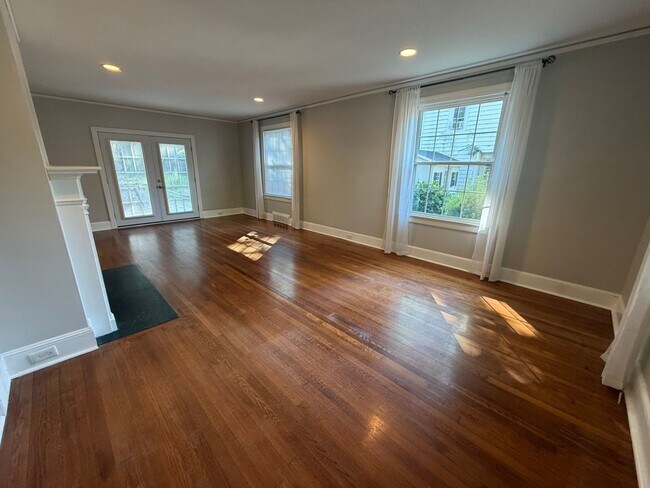 Building Photo - 208 Woodland Dr