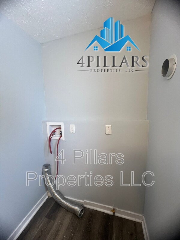 Building Photo - 1311 E Columbus Dr