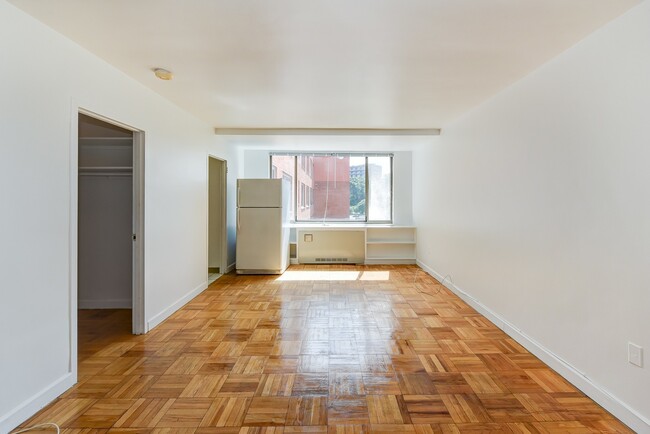 Building Photo - Spacious & Bright Studio at River Place West