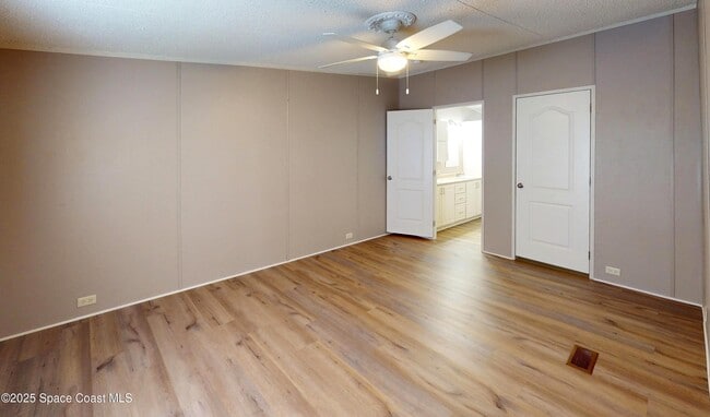 Building Photo - 709 Lark Dr