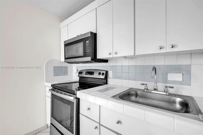 Building Photo - 5313 Collins Ave