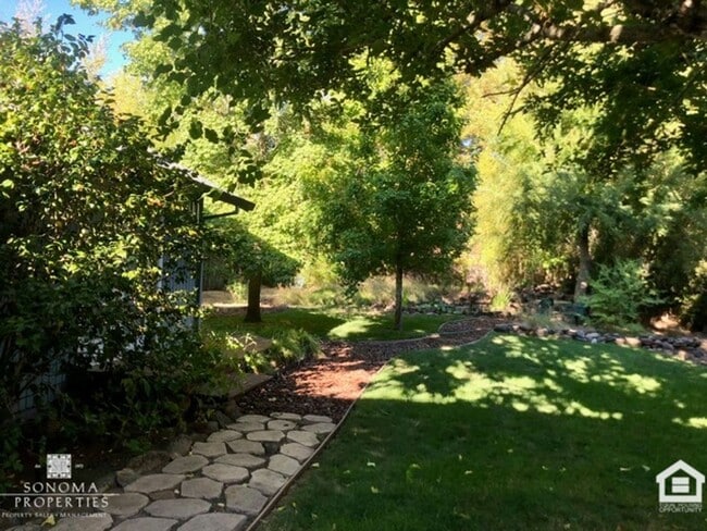 Building Photo - Inviting 3BD/2BA Home in Glen Ellen