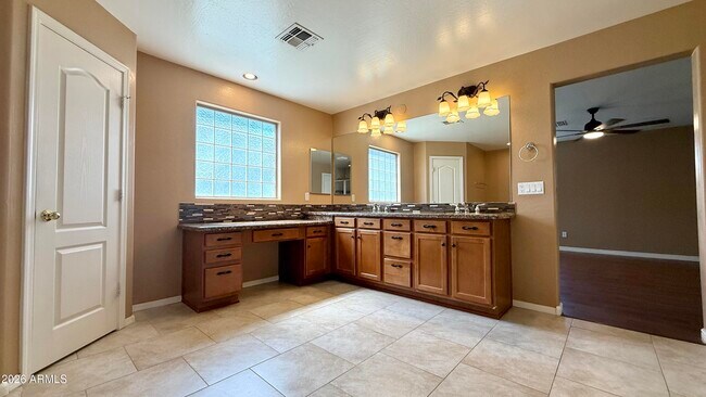 Building Photo - 2714 E Birchwood Pl