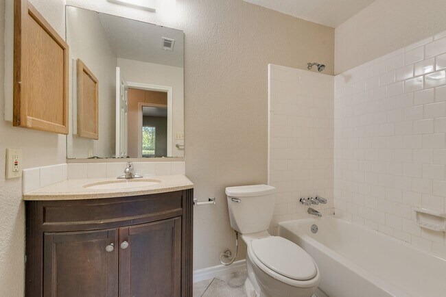 Building Photo - 208 E Denton Dr