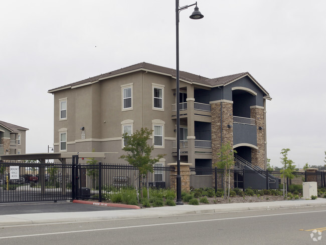 Building Photo - Whitney Ranch