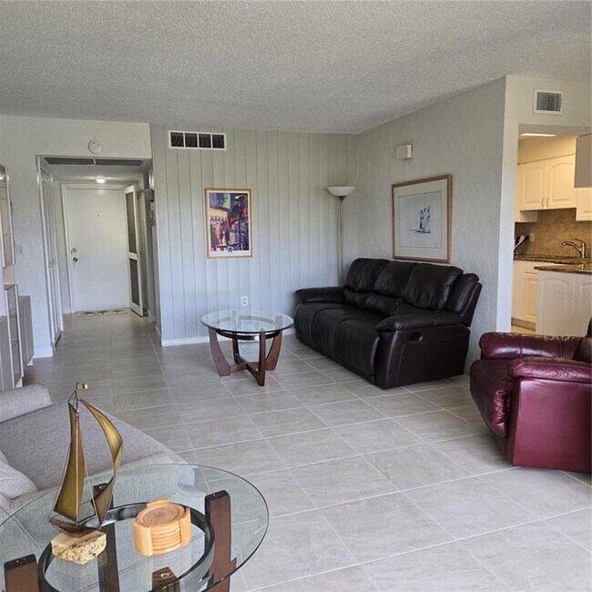 Building Photo - 7193 W Country Club Dr N