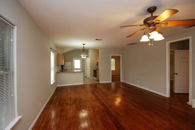 Building Photo - Great Three Bedroom House in Hyde Park Are...