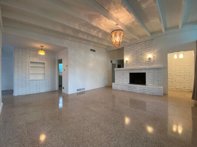 Building Photo - Beautiful 3/2 on Riverside Dr.