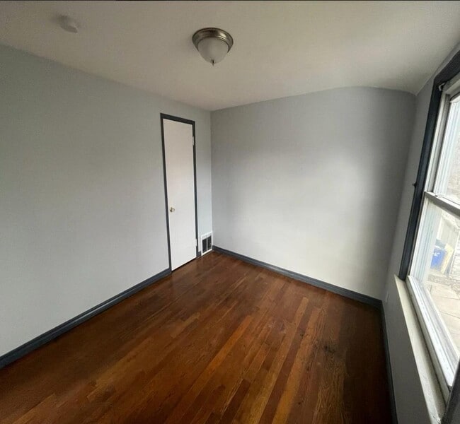 Building Photo - Cute 2 bedroom located on Detroit's East side.