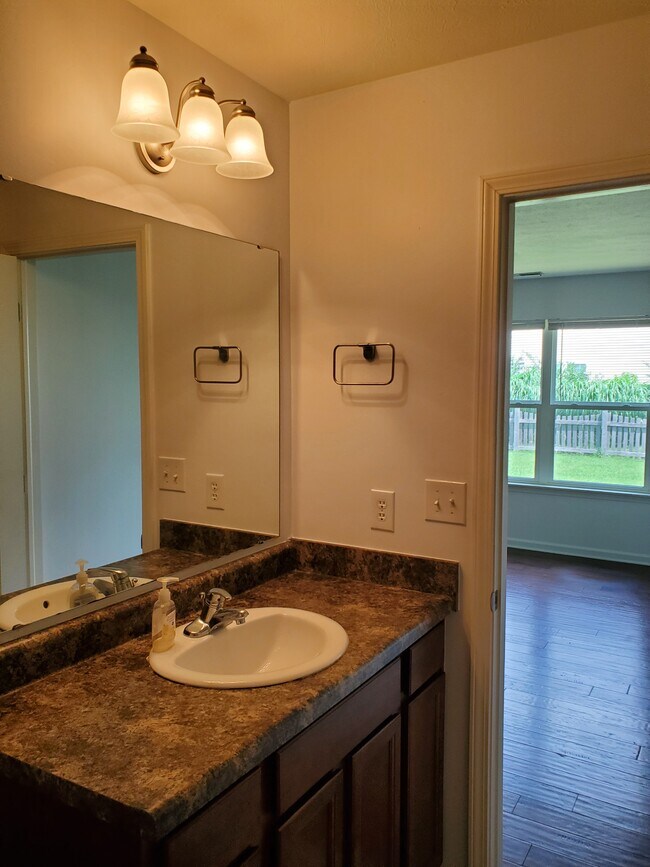 Building Photo - 413 Shade Tree Ct