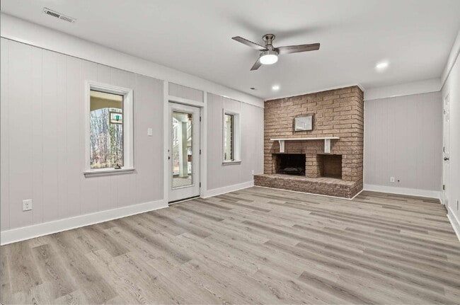 Building Photo - Two Bedroom Duplex with Bonus Room in Chapel Hill