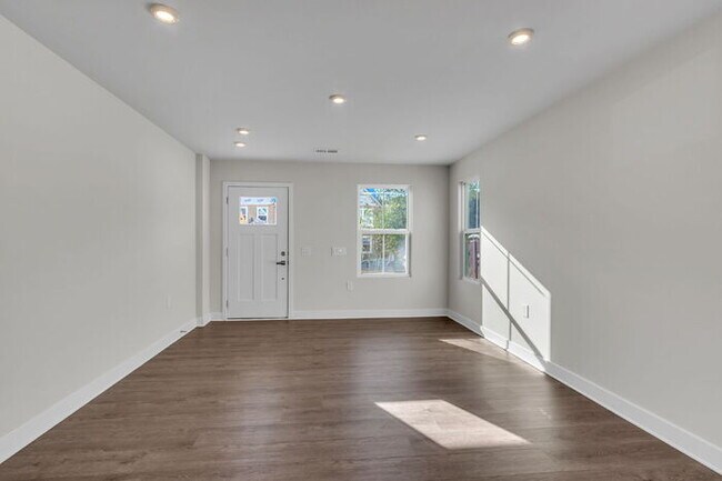 Building Photo - Charming 3-Bed Townhouse Oasis in Greenvil...