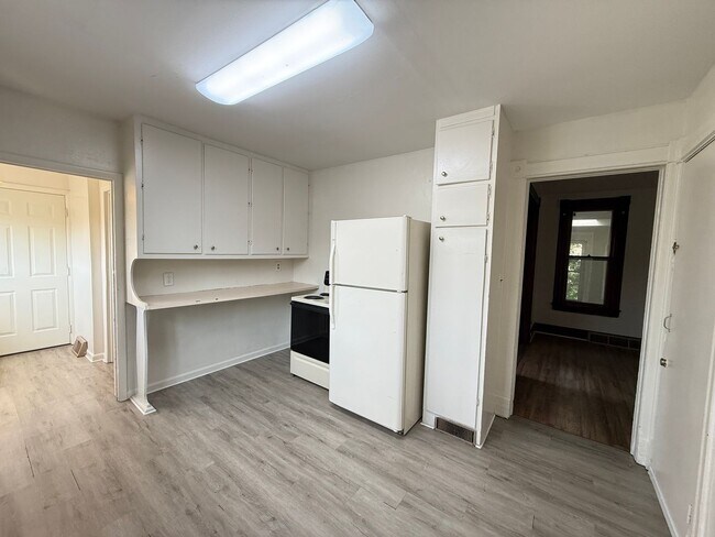 Building Photo - 306 N Elm Ave