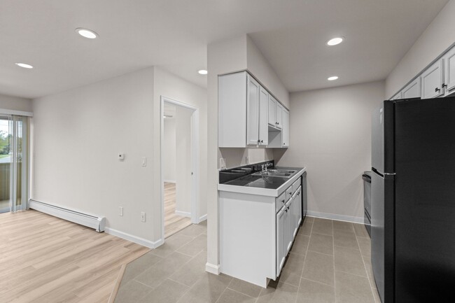 Building Photo - Newly Renovated Condo!