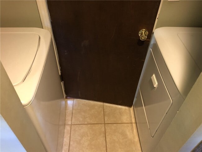 Building Photo - 6511 W Oak Hwy